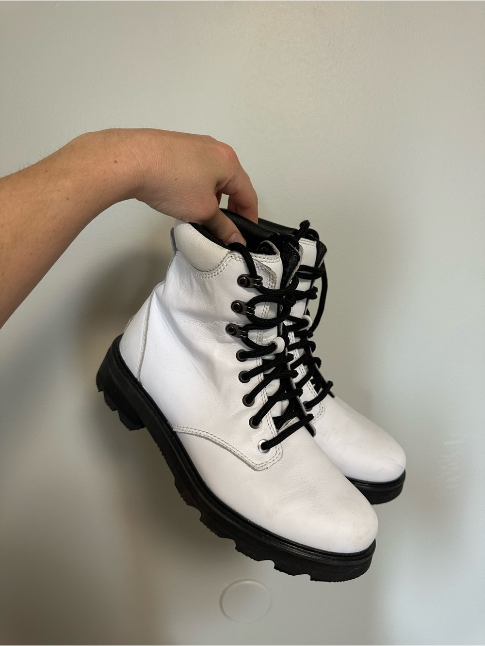 Sorel White Leather Lace-Up Boots with Black Soles and Laces